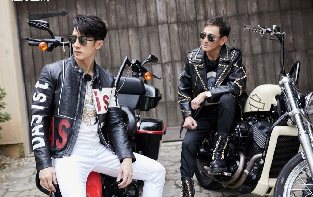 闲鱼有话说 吴尊父子罕见同框,70多岁吴爸穿卫衣好显年轻,和儿子看着像兄弟