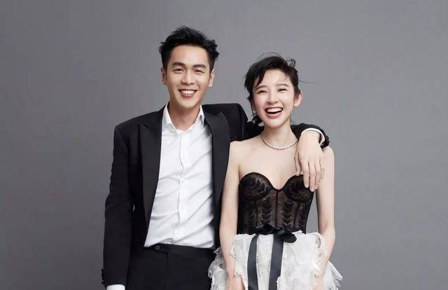 蔡依林|唐艺昕带女儿外出逛街，打扮青春时尚宛若少女，夫妻感情令人羡慕