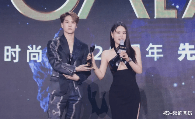 龚俊|时尚先生盛典场外花絮：王嘉尔西装重40斤，龚俊化身“火龙果”