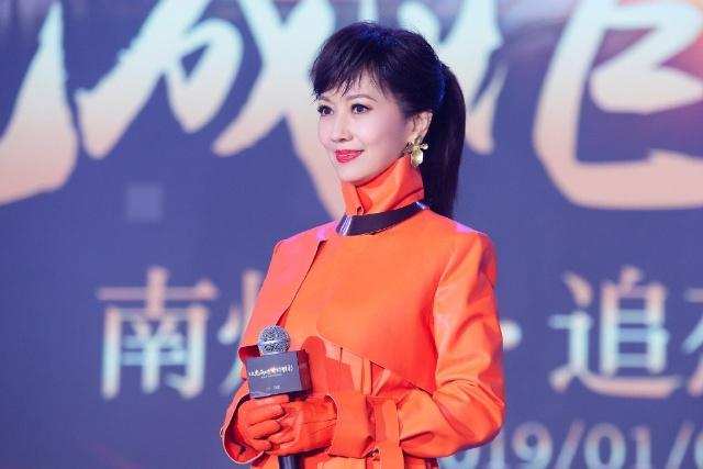 穿衣搭配|赵雅芝扎起马尾辫，穿身“橙子装”身姿挺拔，谁敢说是奶奶辈的人