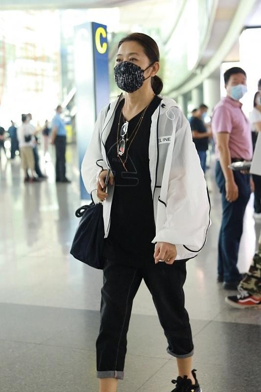 BiuVogue|倪萍和惠英红虽然就差一岁，但穿衣风格差好多，一个可爱一个成熟