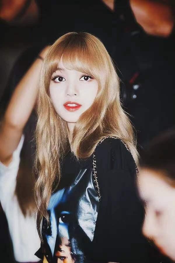 lisa|心疼Lisa，登顶全球最美top1，网友却不买账：水分太大
