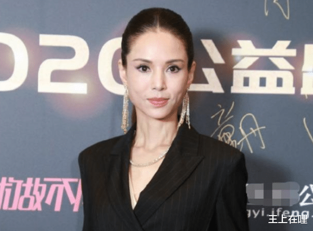 李若彤|54岁的周海媚遇上54岁的李若彤，一个水嫩如少女，一个却干瘪吓人