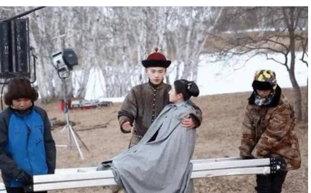 公主抱|影视剧“公主抱”为何只有上半身？看完全景镜头，笑出猪叫声！