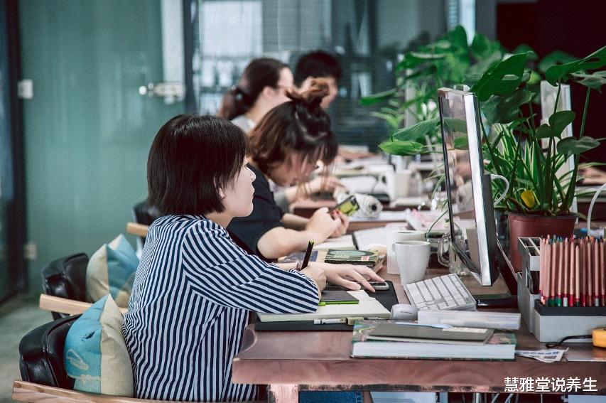 苹果|总感觉疲惫没精神 ?4种食物不妨常吃,或能助你保持健康有活力