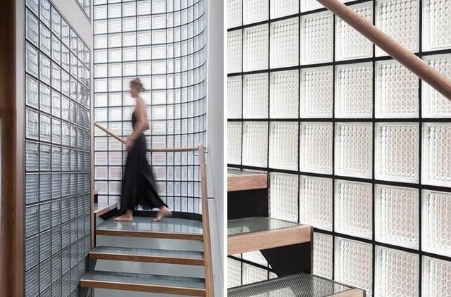 蛮聪明的，楼梯口不砌墙用玻璃砖围一圈，通透高级随手一拍太美了