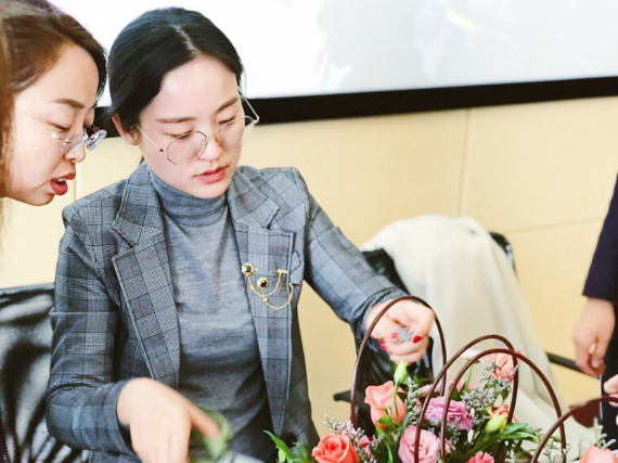 花艺师|花艺师与花相处，人与车相伴！
