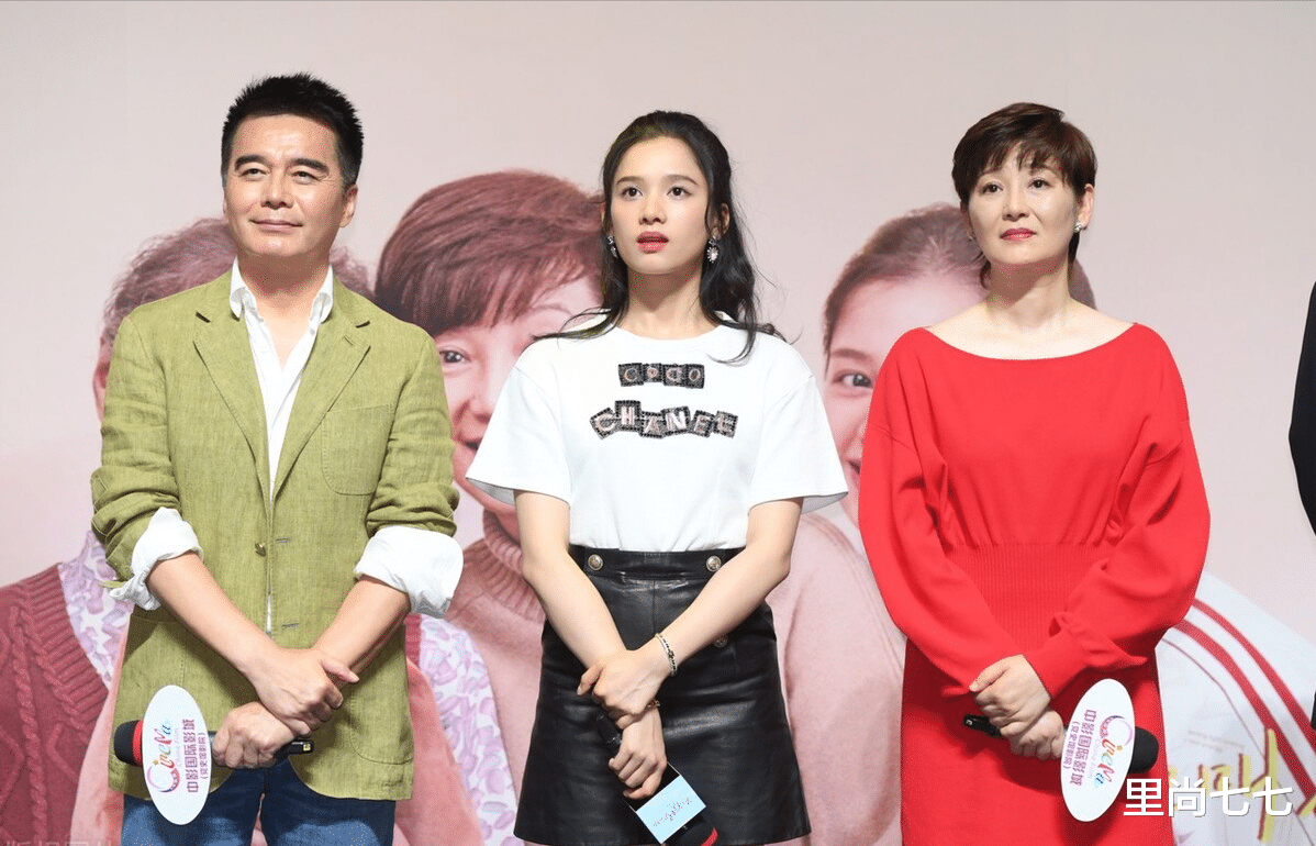 徐帆|徐帆“母女”合体，22岁女儿初恋脸颜值高，梨形身材却输54岁妈妈