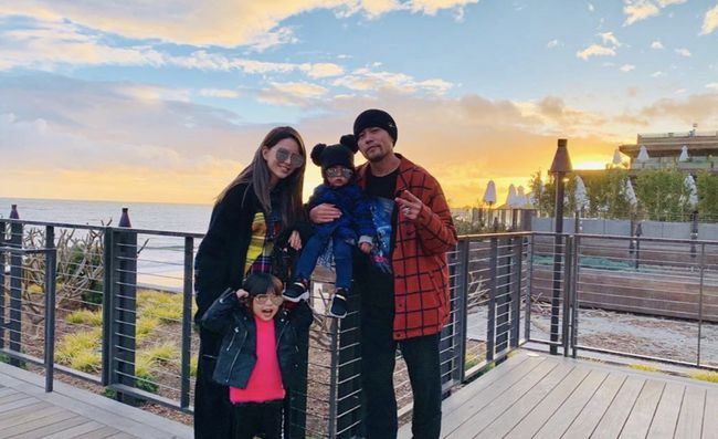 郭富城|郭富城与小4岁的岳母罕见同框，却被无数网友羡慕不已：有钱真好