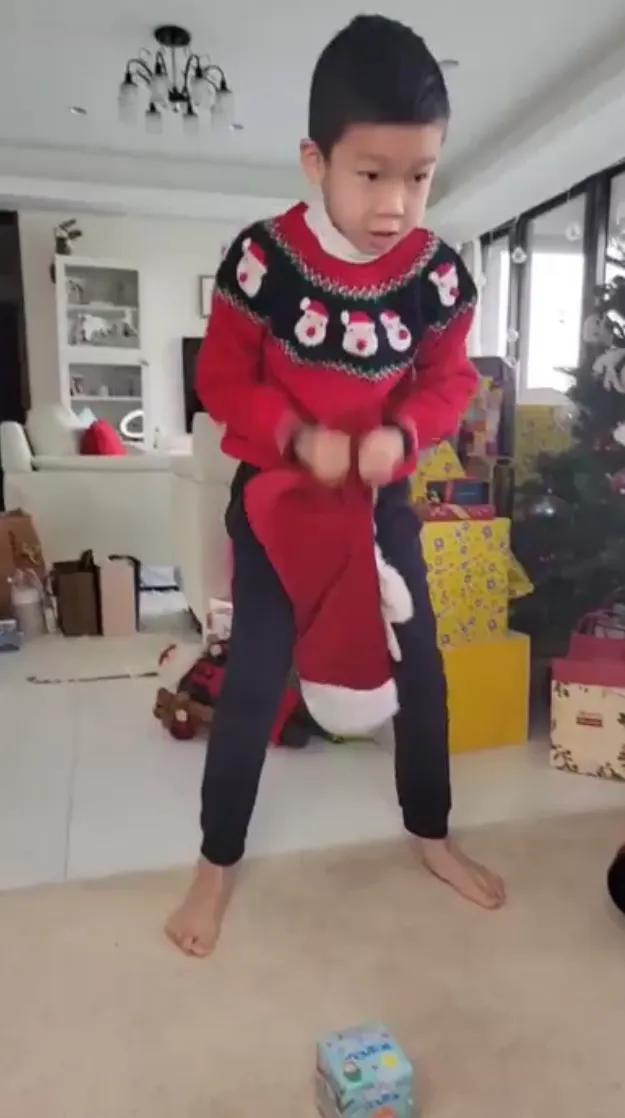 陈茵媺|陈茵媺晒全家福温馨有爱，仨孩子拆礼物超欢乐，一家五口很幸福