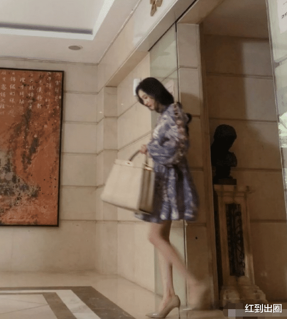 张靓颖|杨幂现身拍戏被路人抓拍，脚踩10CM细高跟，无滤镜下的双腿瘦成竹竿