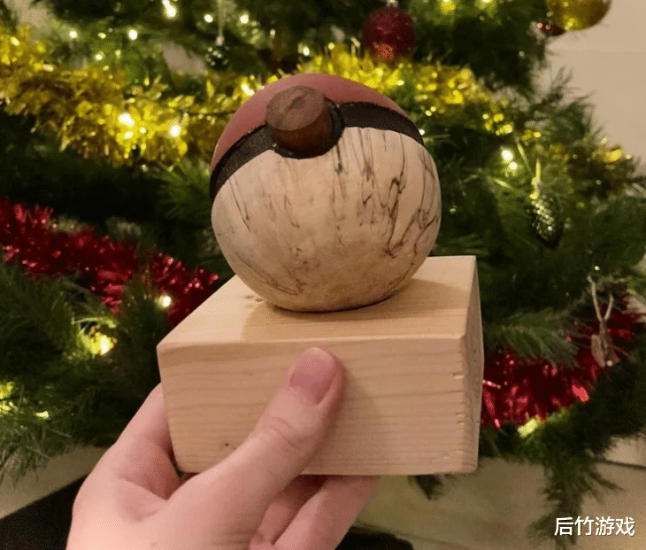 精灵宝可梦|某玩家收到了来自82岁祖父做的手工圣诞礼物：一枚木质精灵球