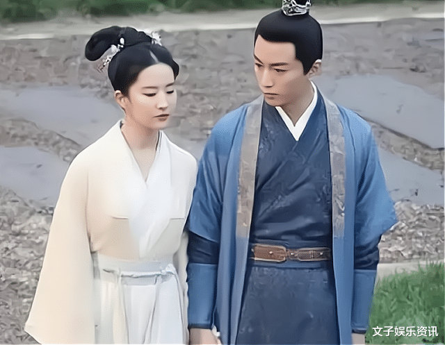 刘亦菲|15年前，有谁注意到刘亦菲身边打伞的女生，现在令人“高攀不起”