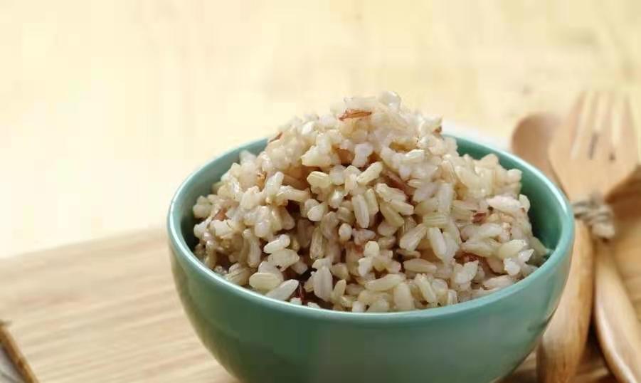 饵料|确认过眼神，这4种鲫鱼饵，简单实用又省钱，钓鱼人没胡闹