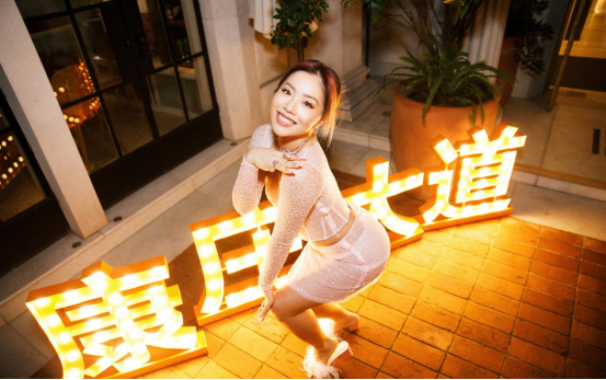 BiuFashion|王菊的“微胖身材”更大众化，但穿搭挺有一套，欧美风透视装撩人