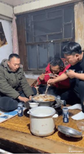 百里弘毅|张同学被点名后更红了？业内揭秘：视频看似粗糙，却是高人制作