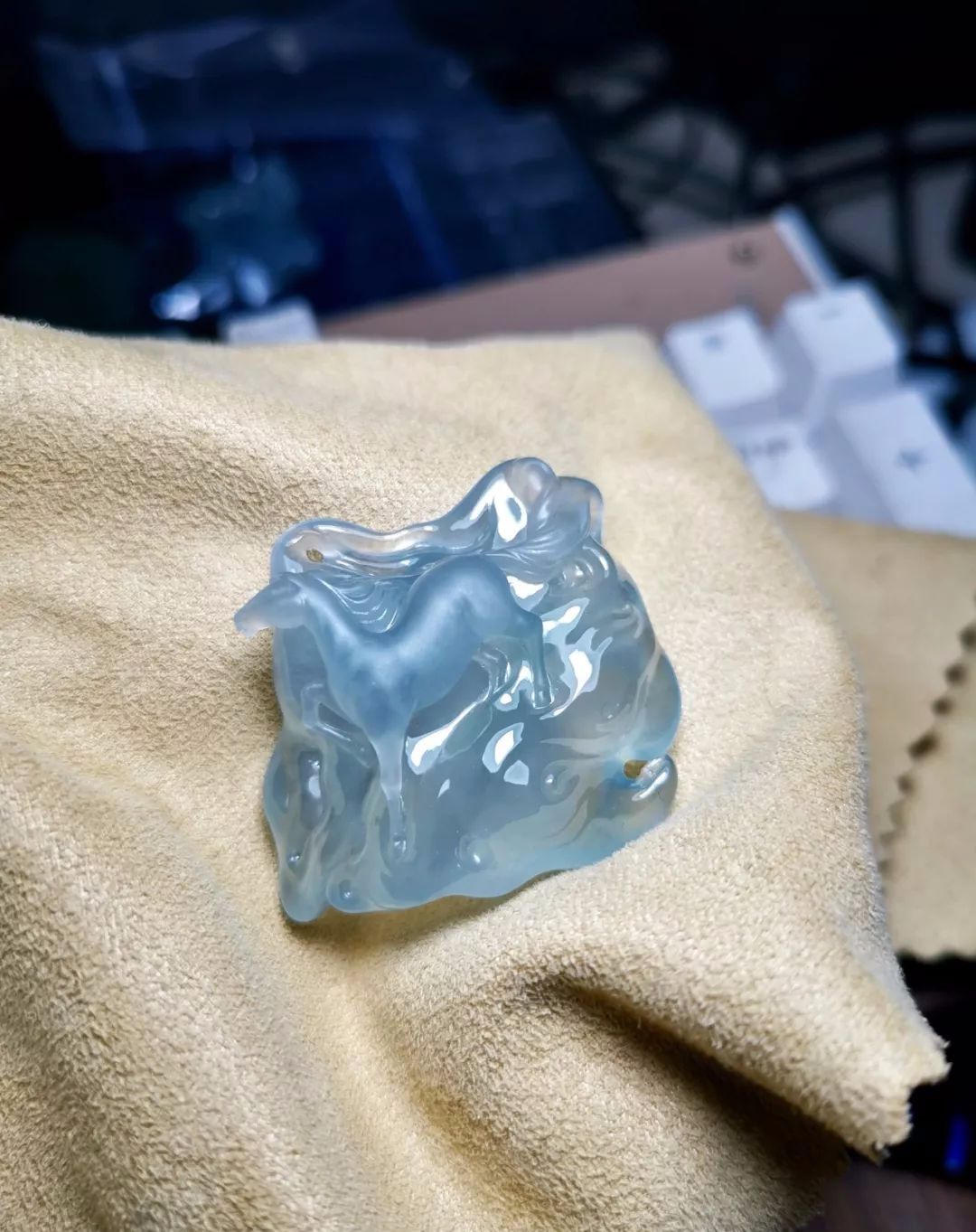 鸡蛋|只有鸡蛋大的原石，打灯犹如一颗“夜明珠”，成品不敢想象！