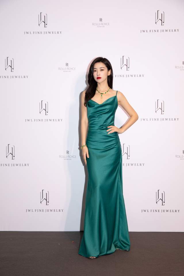 吊带裙|朱珠绿色吊带裙妩媚高级，红唇卷发尽显风情，最美面孔自由灵魂