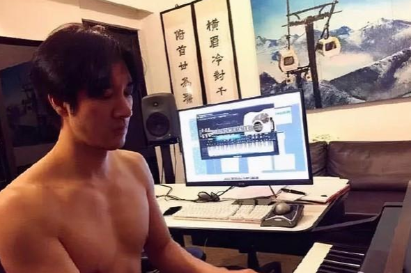 十万个家居为什么|晒晒王力宏现实中的家,虽然从小国外长大,但墙上挂着中式书画