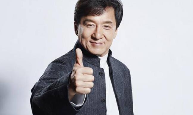 成龙|成龙防备妻子20年，为何如今放下戒备上交财政大权，原因令人心酸