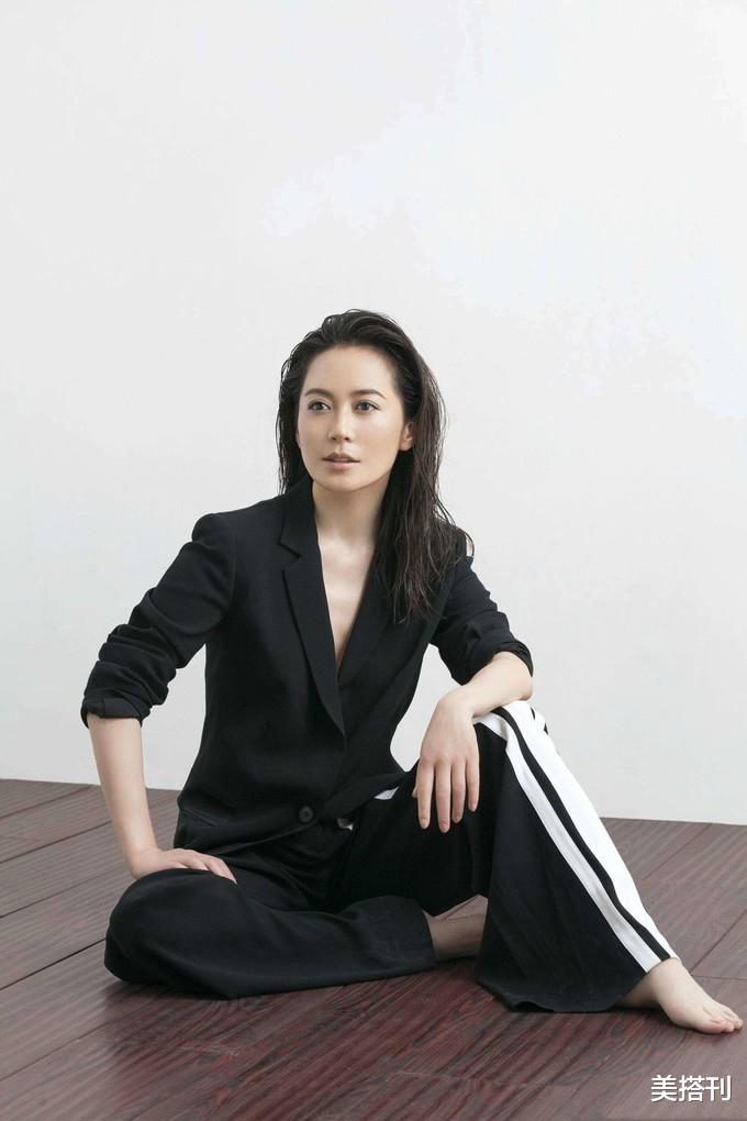 穿衣搭配|俞飞鸿最新大片,率性西装、优雅长裙,展现成熟女性的性感和从容