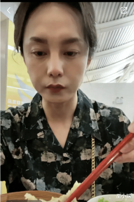 尹正|尹正晒近照惹争议？穿着打扮越来越阴柔，还被误认为中年大姨？