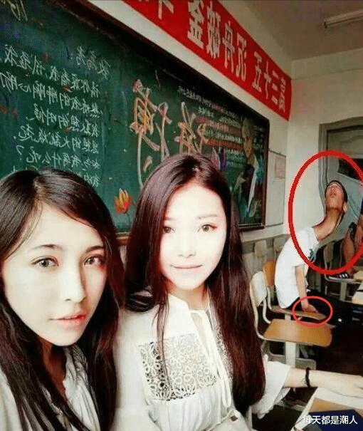 每天都是潮人|孩子老是喜欢这样趴着，正常吗？