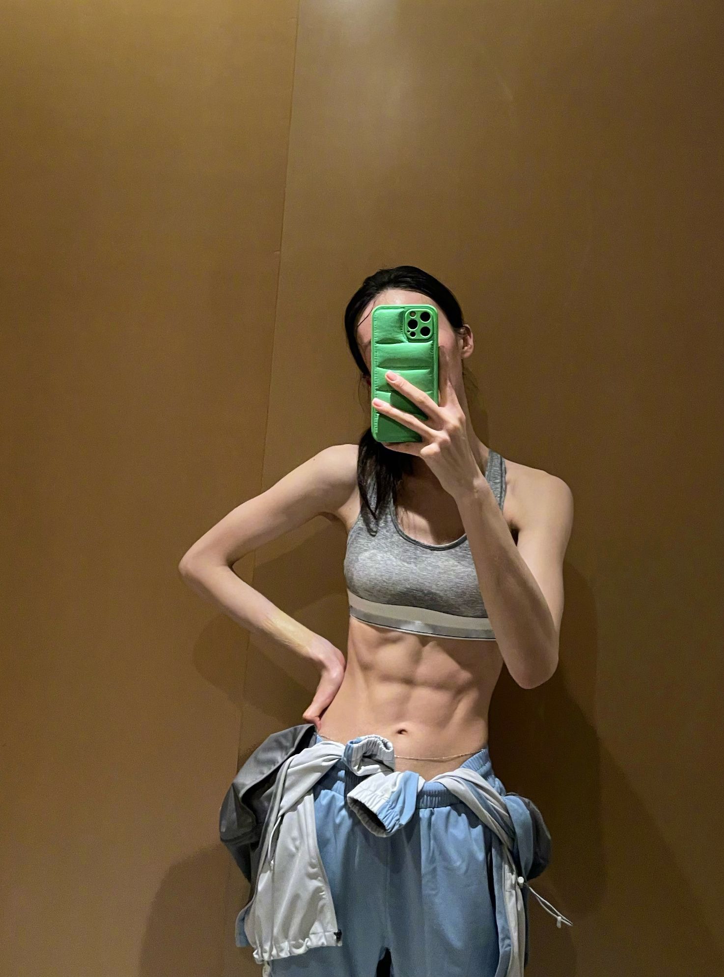 刘在石|被金晨的腹肌惊艳到了！对镜自拍大秀好身材，31岁状态真好