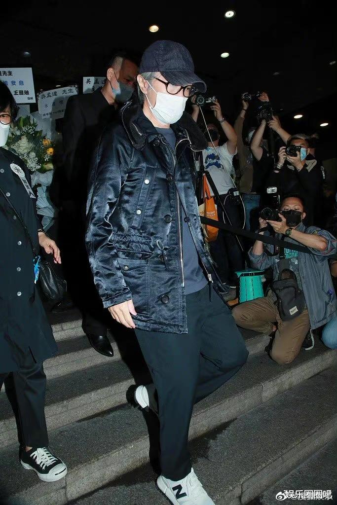 周星驰|周星驰终于来了！现身达叔葬礼送老搭档最后一程，脸色苍白神情悲戚