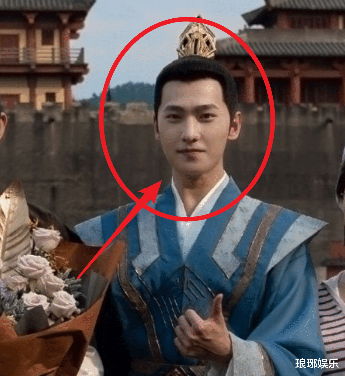 张丰毅|64岁张丰毅和杨洋晒合照，二人同框颜值好高，这身高差我却看愣了