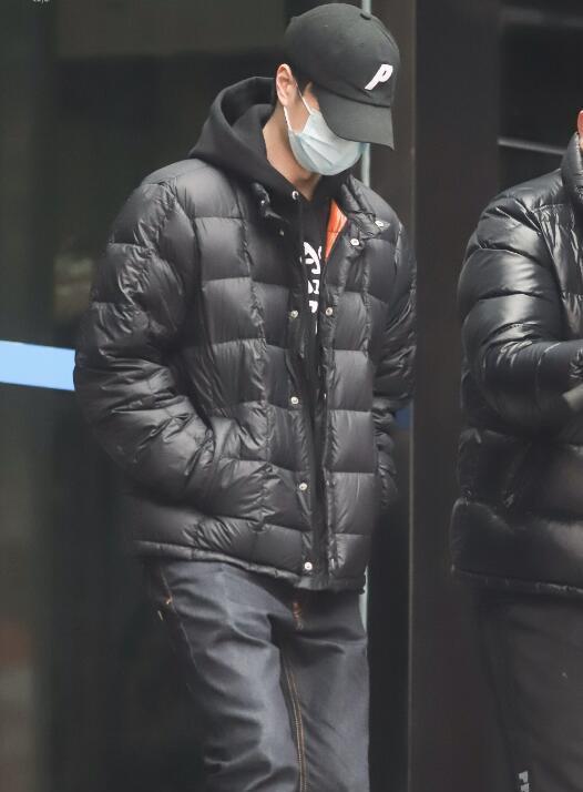 王一博|王一博久违广电下班照，帽子压低走路费劲，行程太忙没“嗦粉”？