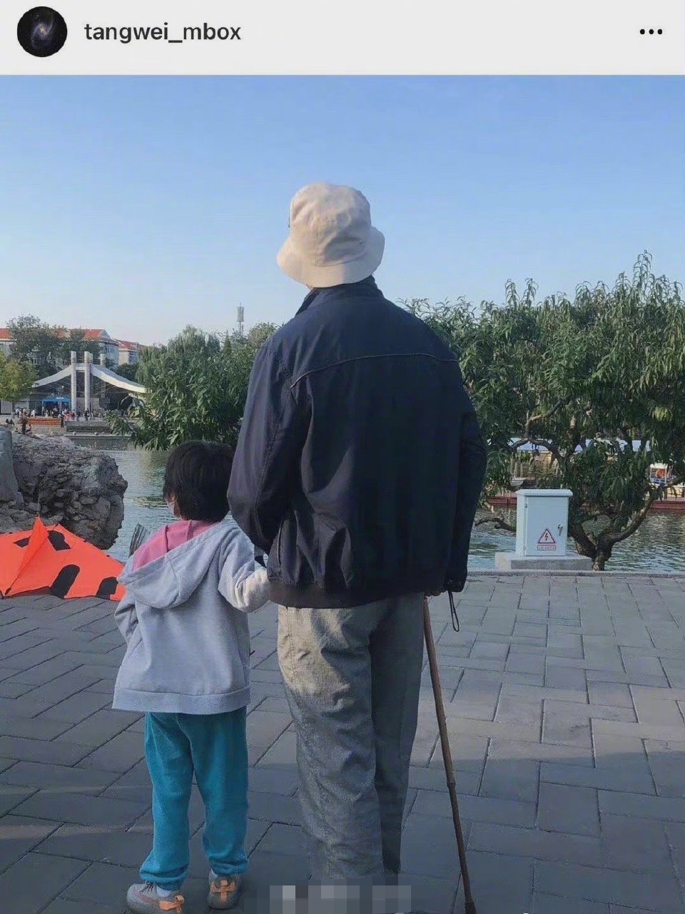 一街拍 汤唯42岁生日带女儿回京,5岁女儿打扮接地气,身高超过外公腰