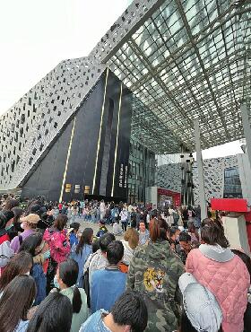 舜网 “跑男”跑到济南，引爆“板凳经济” 《奔跑吧》济南站昨日开录，网友点赞“天蓝草绿好梦幻”