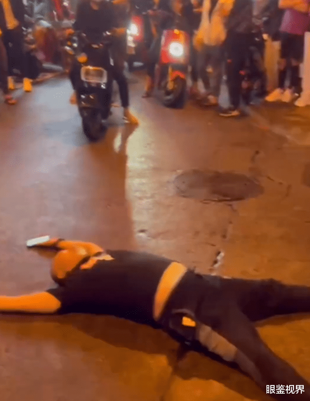 东北男子醉酒后在海南骂街,引起众怒遭群殴,挨打后倒地不起