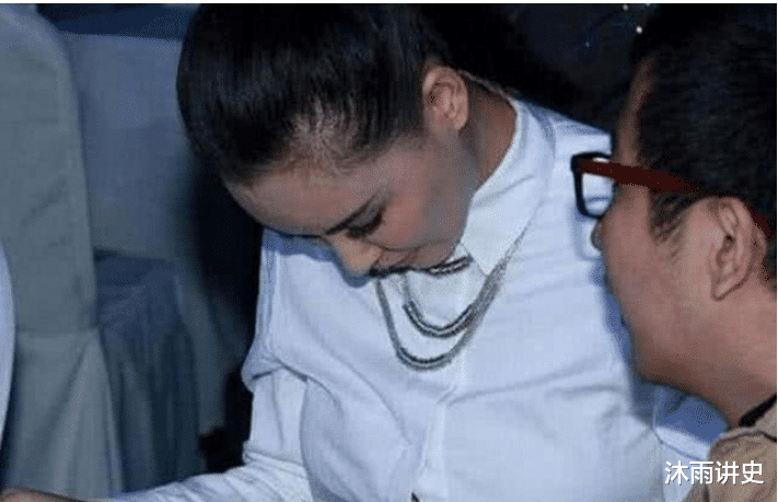 莫小棋|女星衣扣不慎崩开，男助理一个动作引争议，网友：无语了