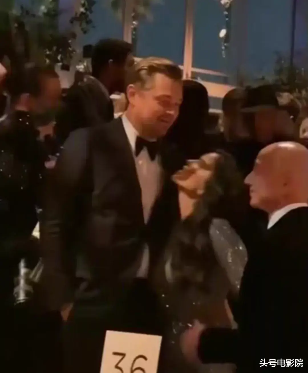 莱昂纳多·迪卡普里奥|47岁了，小李子该死的魅力！世界首富女友紧贴，贝索斯晒肌肉宣战