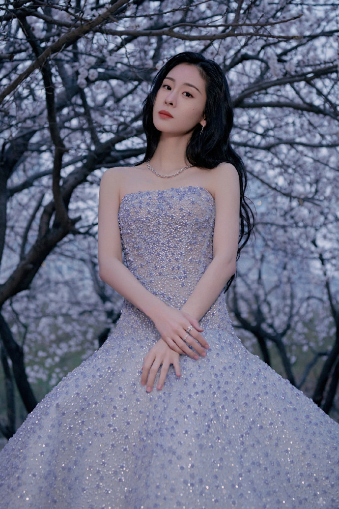 张碧晨|张碧晨当妈后首次红毯，一袭抹胸裙扮逃跑的公主，又瘦又美不违和