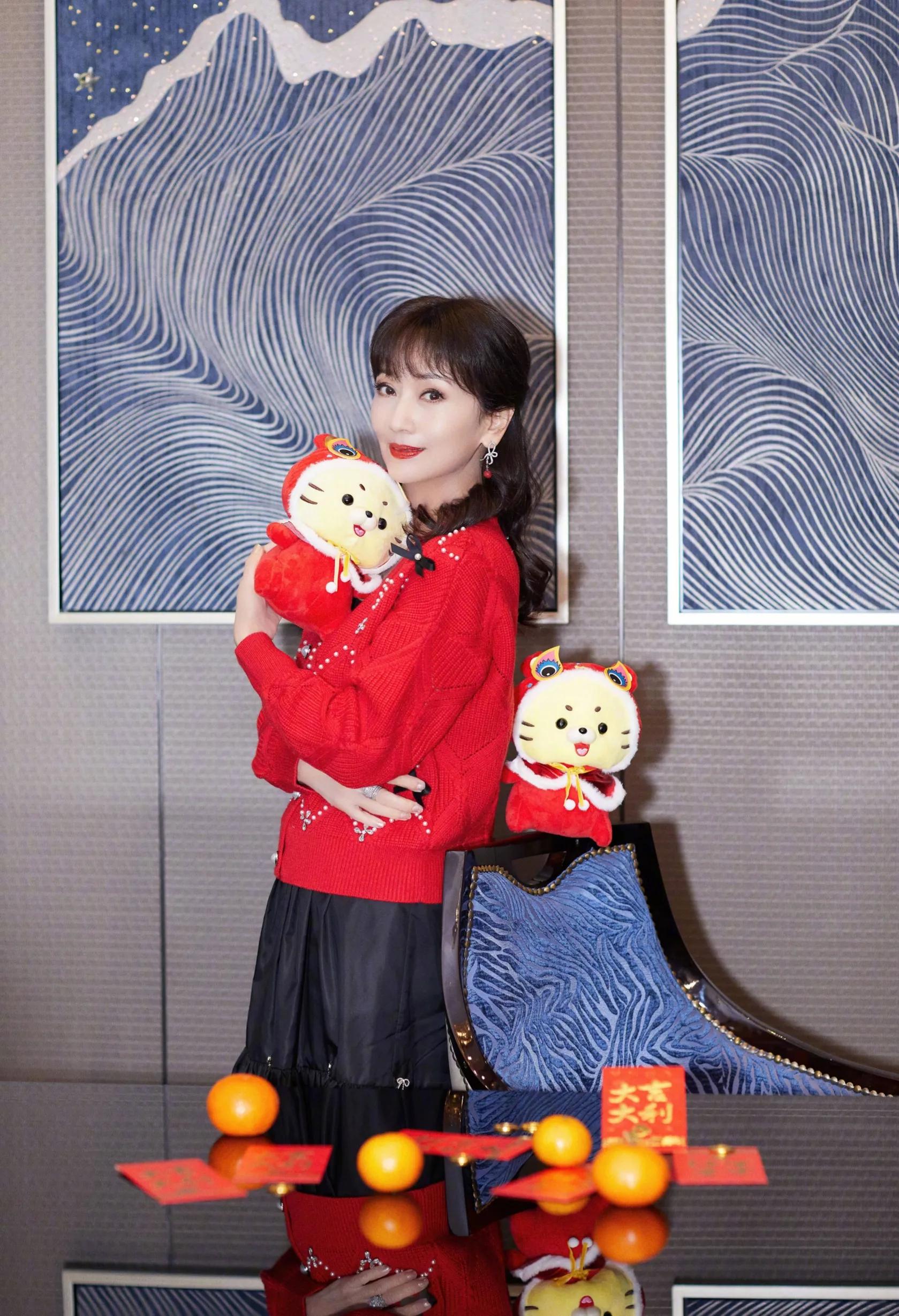 何炅|岁月不败美人，不老女神“白素贞”赵雅芝近况，艳丽依旧，端庄去初