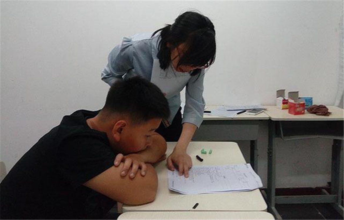 哑铃妈妈|初中这个年级是重要的“分水岭”，若孩子成绩掉下来就很难再追上