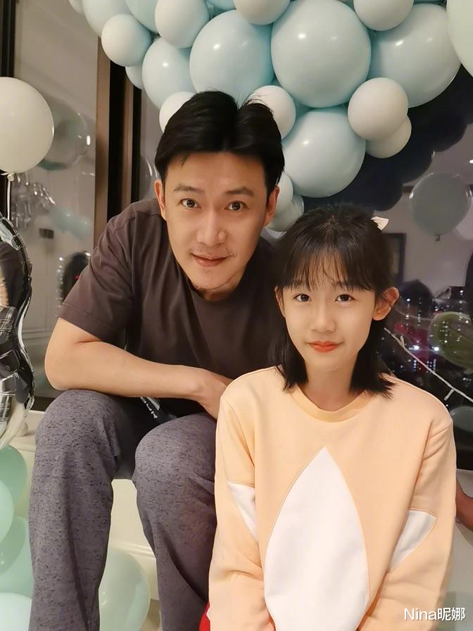 Nina昵娜 陆毅为女儿庆13岁生日，穿卫衣运动裤大长腿窗台搁不下，大长脸似爸翻版