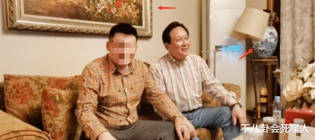 69岁唐国强2千万豪宅曝光,客厅宽敞装修高档,后院大得像花园