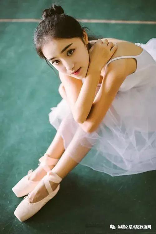李雪|被封“世界最美身材”广西艺术学院舞蹈学专业校花李雪丛林大秀一字马