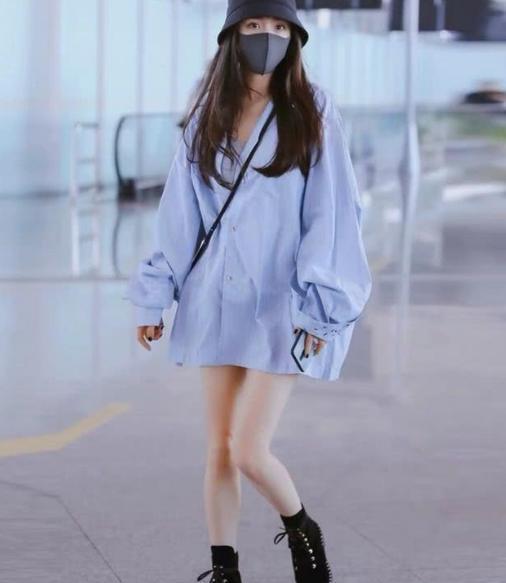 杨幂|杨幂穿皮草啃糖葫芦，腿瘦成麻杆下身玩失踪，网友：抽脂抽得！