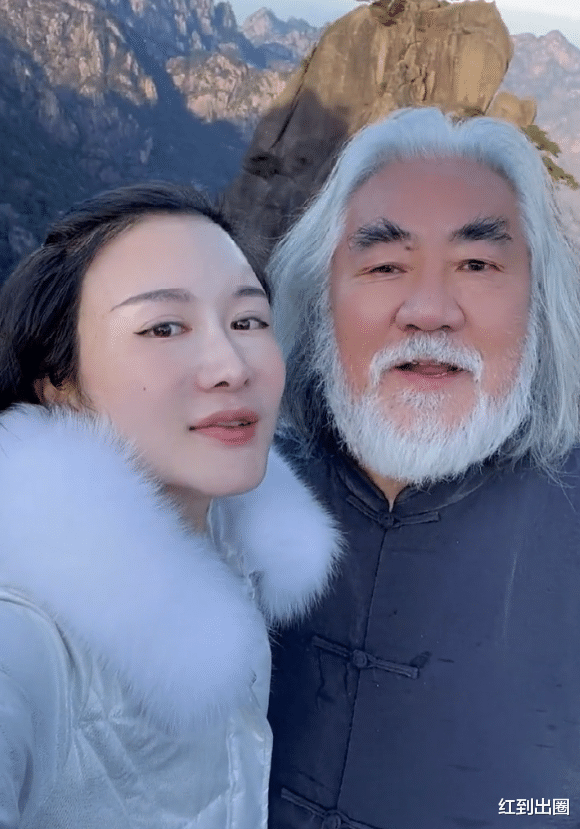 张纪中|张纪中小31岁娇妻穿低领裙露面，身材好到被全程打码，跟老公索要礼物