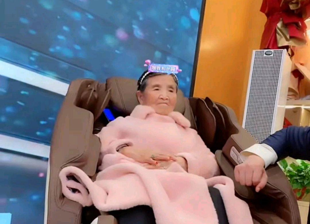 黄圣依|黄圣依夫妇带货太认真，86岁老婆婆上阵站台，塌腰歪头看着很疲惫