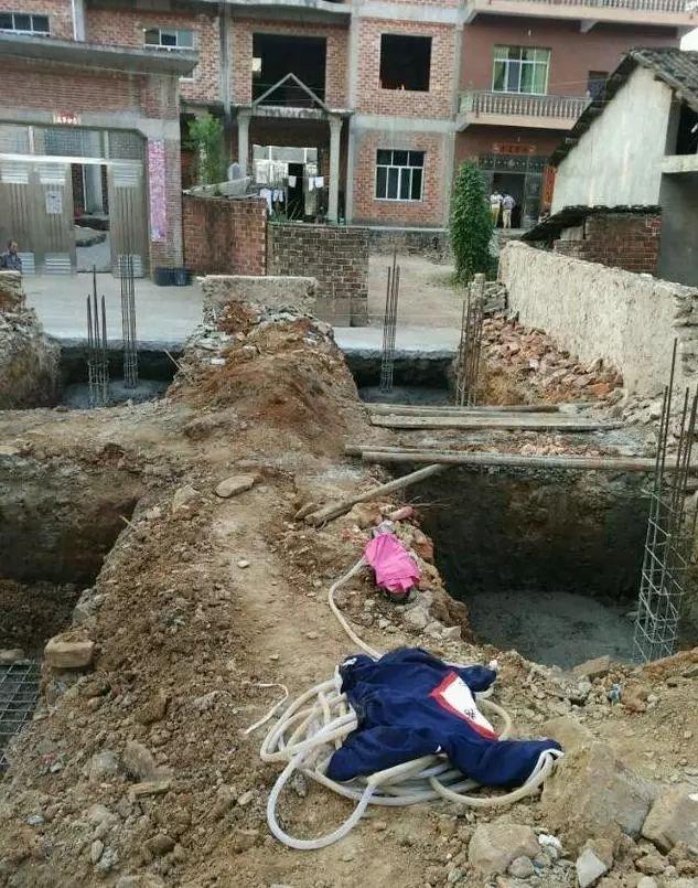 堂哥花20万盖房，盖一半没钱了，直接入住毛坯房，被全村人嘲笑！