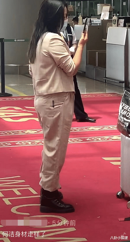 何洁|何洁减肥失败！路人镜头下粗臂水桶腰全曝光，发现被拍后眼神无奈