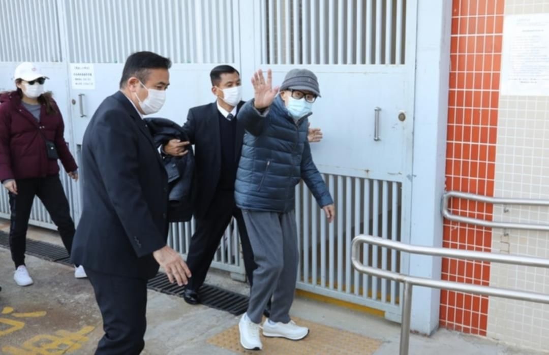 李嘉诚|93岁李嘉诚元旦携子孙拜祭亡妻,港媒却厚脸皮问:何时再捐钱?