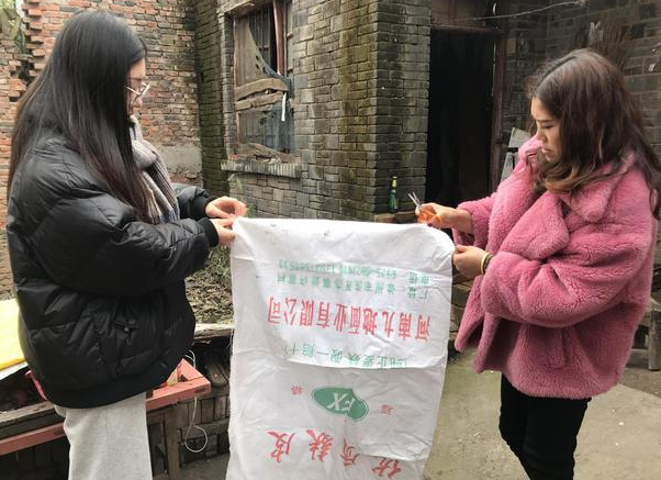 畅享说吧 当代武则天：农妇戴泡面王冠模仿女王，涨粉60万，千百人来提亲