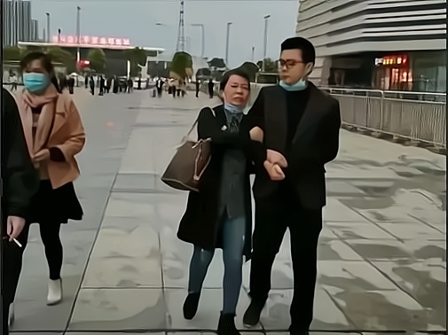 抚州 错换人生案：小峰还原事件经过后，为何杨姐承认是他们跟踪小峰了